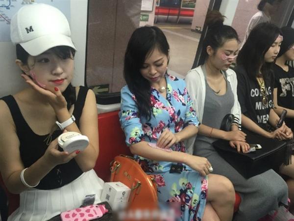 互联网奇葩营销:美女地铁敷套