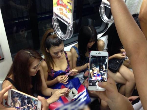 互联网奇葩营销:美女地铁敷套