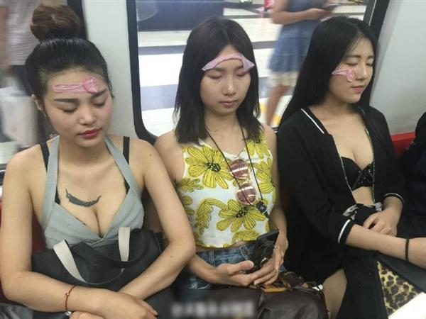 互联网奇葩营销:美女地铁敷套