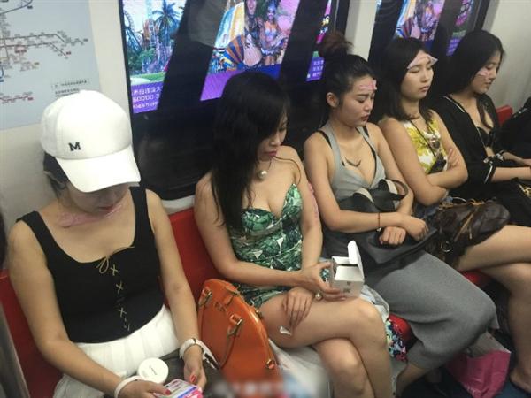 互联网奇葩营销:美女地铁敷套