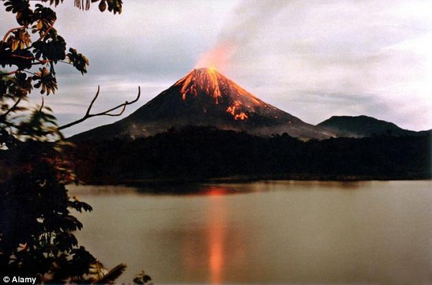 1968年,哥斯达黎加的阿雷纳尔火山出人意料地喷发,摧毁了小镇Tabacón。从2010年10月开始,阿雷纳尔火山就进入休眠状态,并在2010年12月之后再没有喷发过。