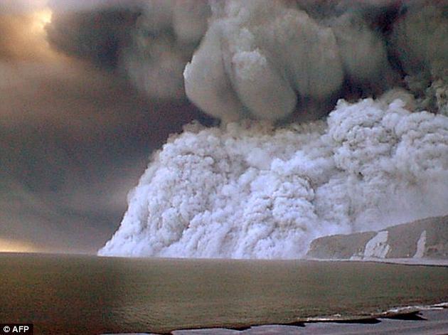 火山碎屑流由快速运动的岩石、尘埃和气体组成,温度极高,甚至能达到1000摄氏度。图中是日本三宅岛的雄山喷发产生的火山碎屑流。这座岛在东京以南约200公里处。