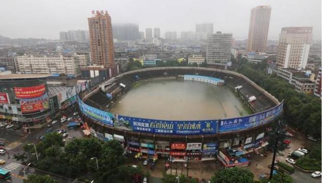 鄂州体育场暴雨中变浴盆(图片来源:中新网)