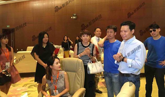 雷军会后向主播致谢
