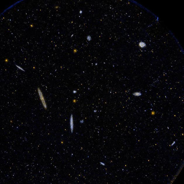 紫外波段拍摄的室女座星系群部分区域,这其中包含超过1300个星系,它们都挤在一片直径大约6500万光年的区域内