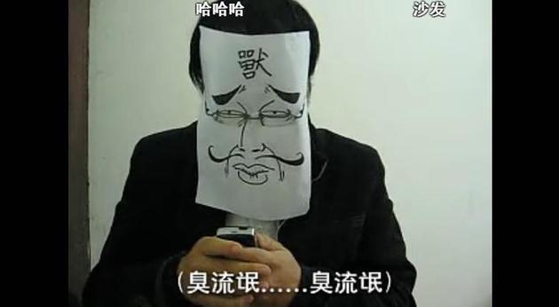 为了防止被熟人认出,早期在录制视频的时候,叫兽喜欢带着用 A4 纸制作的面具,上写着一个大大的“兽”字