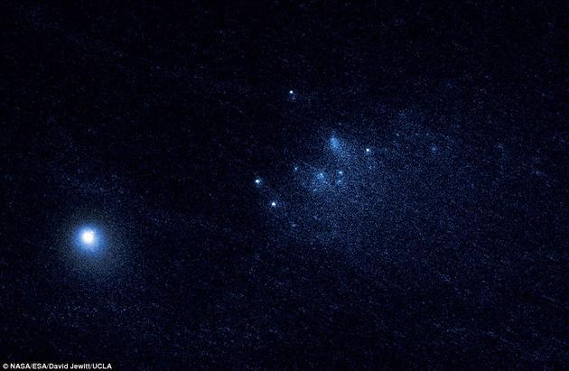哈勃空间望远镜拍摄的图像显示在彗星主体后方跟随有大量的细小碎裂物体。研究人员认为这些小物体是由于阳光加热彗星表面并使其产生喷流,导致彗星自转加速后被甩离地表的松散物质
