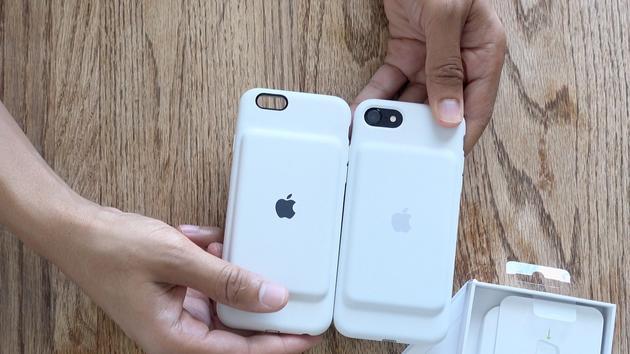 iPhone 7的新版电池保护套(右)跟上一代对比
