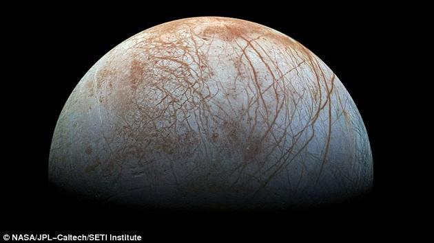 木卫二又称为“欧罗巴”(Europa),是距离木星第六近的卫星,也是太阳系中最有意思的天体之一,特别是谈到寻找外星生命的时候。