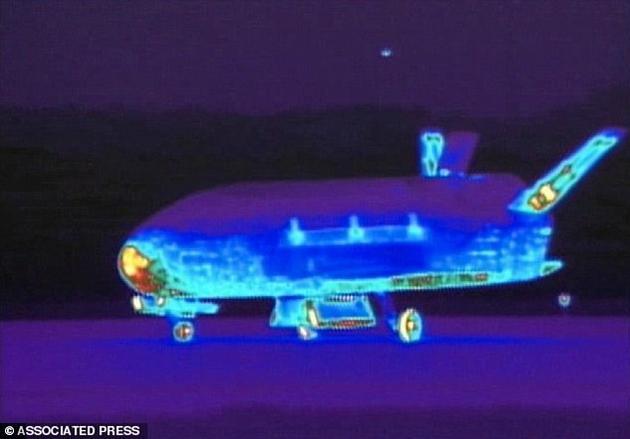 图为X-37B空天无人机在范登堡空军基地降落时的红外图像。该任务的目标仍是一项机密。