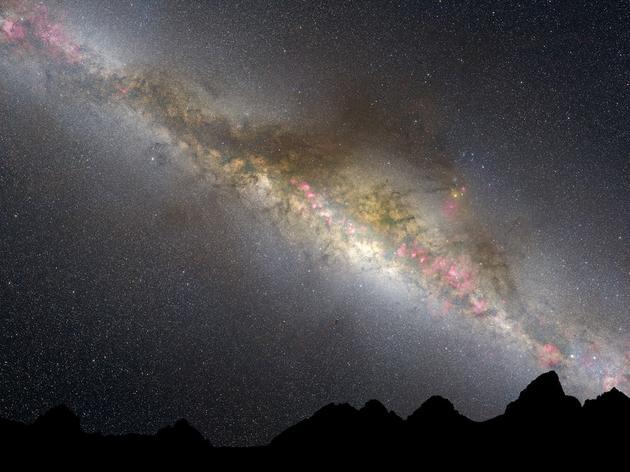 夜空中主要是银河系中正值中年的恒星。我们可以看到厚厚的宇宙尘埃,就像“污染物”一样,其中还有一些恒星正在形成时喷发出的粉红色星云。夜空中繁星密布,无数的星星在竞相闪烁。