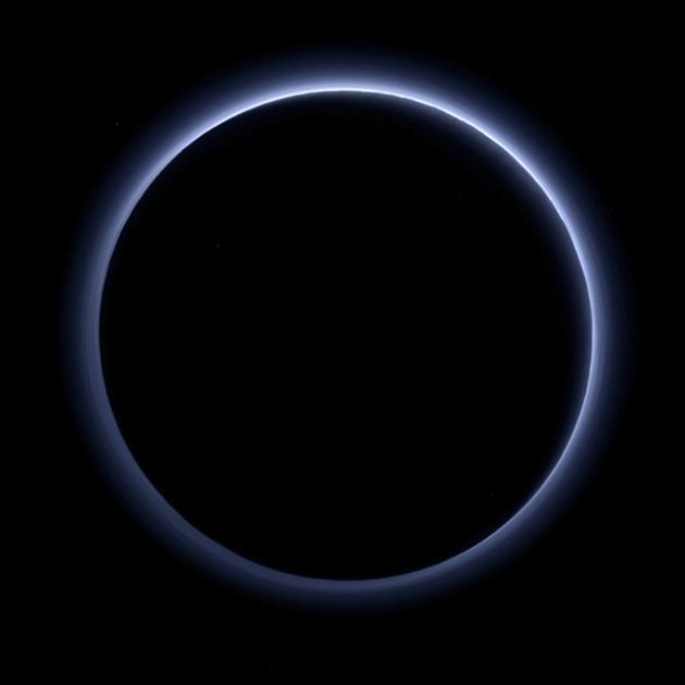冥王星背光图像。新视野号离开冥王星时拍摄,可以明显看到冥王星大气层内的霾层