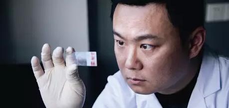 ▲《法医秦明》的剧情中,秦明在凶手的体内发现了死者的DNA,因此可以断定凶手确实做了移植死者心脏的手术(图片来自网络)