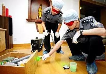 ▲南通市公安局刑警支队警员利用多波段光源进行痕迹检验(图片来自网络)