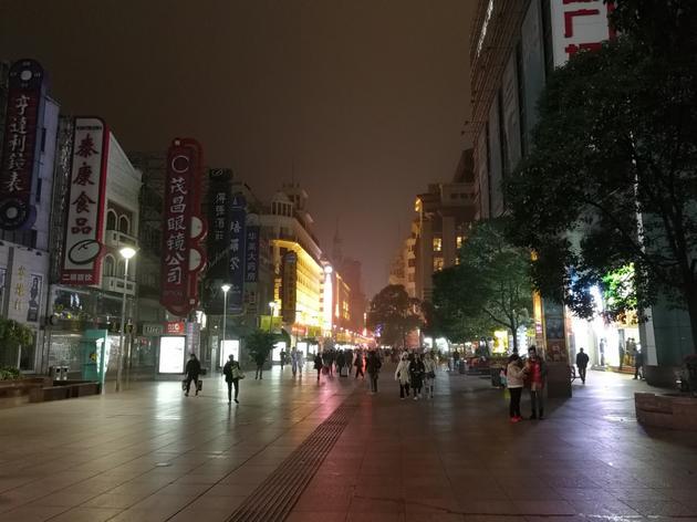 夜拍效果:能感觉到明显的加亮