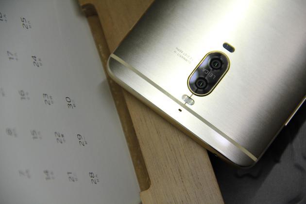 背部设计略有不同