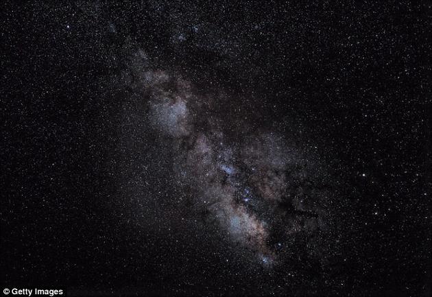 在诸如银河系等星系的外部区域,物质旋转速度要明显快于可数的普通物质的旋转速度,比如恒星、行星或恒星际气体等。