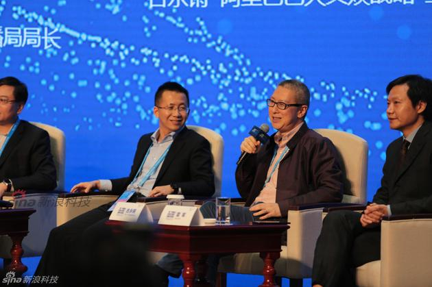 阿里巴巴大文娱战略和投资委员会主席古永锵(右二)