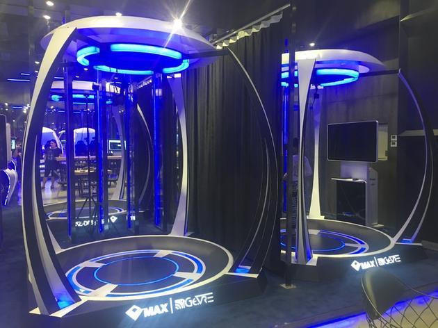 HTC Vive 的官方体验店里有更好的设备