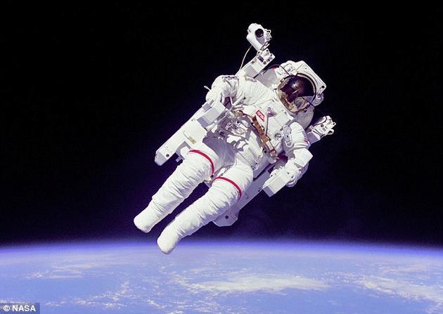 太空中并非空无一物,而是存在少量粒子和声波。等离子体是一种特殊的物质状态,由带电粒子构成,因此等离子体拥有一些截然不同的特性。例如,它们可以产生电磁场,还能被电磁场所影响。
