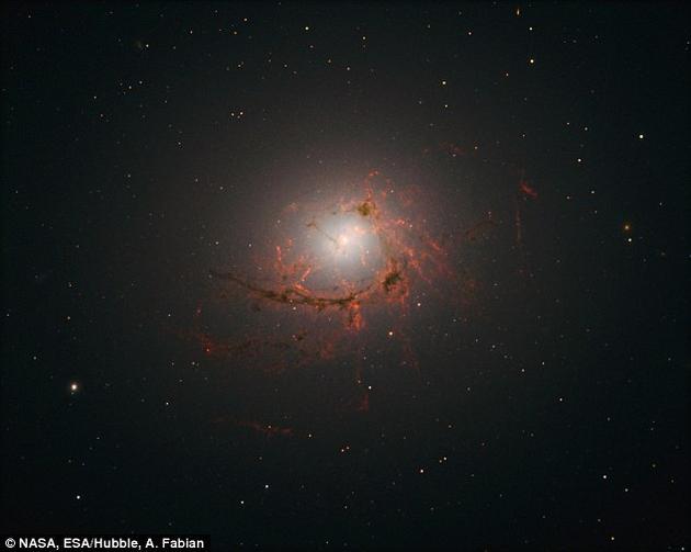 “NGC 4696”星系周围飘舞着许多美丽的丝状物。这些丝状物是由尘埃和电离氢组成。