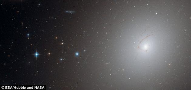 2010年,美国宇航局“哈勃”太空望远镜从另一角度拍摄到的“NGC 4696”星系。