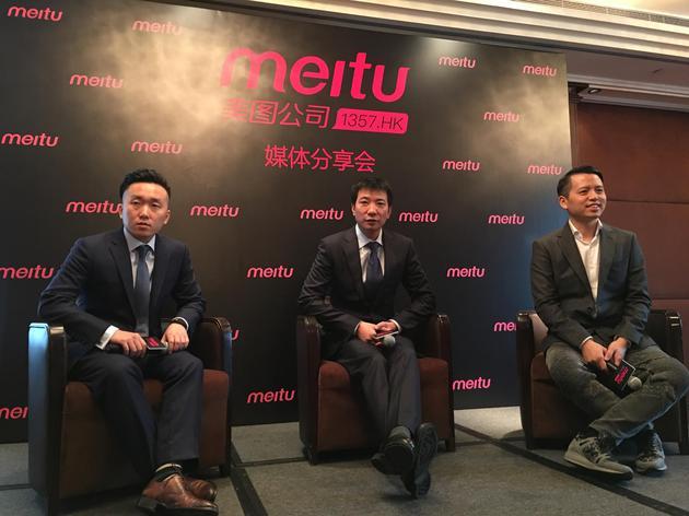 从左至右依次是:美图CFO颜劲良、美图董事长蔡文胜、美图CEO吴欣鸿