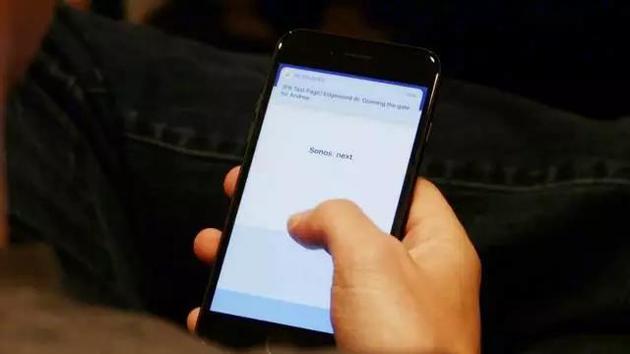 图:扎克伯格收到一条短信,当他控制他的Sonos音乐系统时,Jarvis为他打开了大门