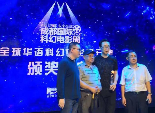 组委会主席董仁威、评委会执行主席林天强为最佳导演奖获得者陆川颁奖(图/董仁威)