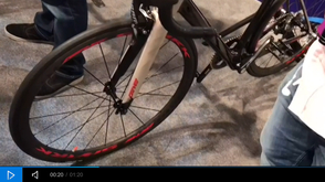 乐视展示智能自行车 