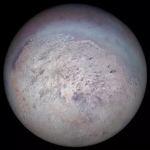 海卫一表面覆盖着粉红色的雪(图片来源NASA)