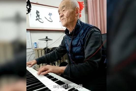 快手上的一则视频里,一位老人在弹电子琴。一名用户说,快手比其他手机应用更接地气。