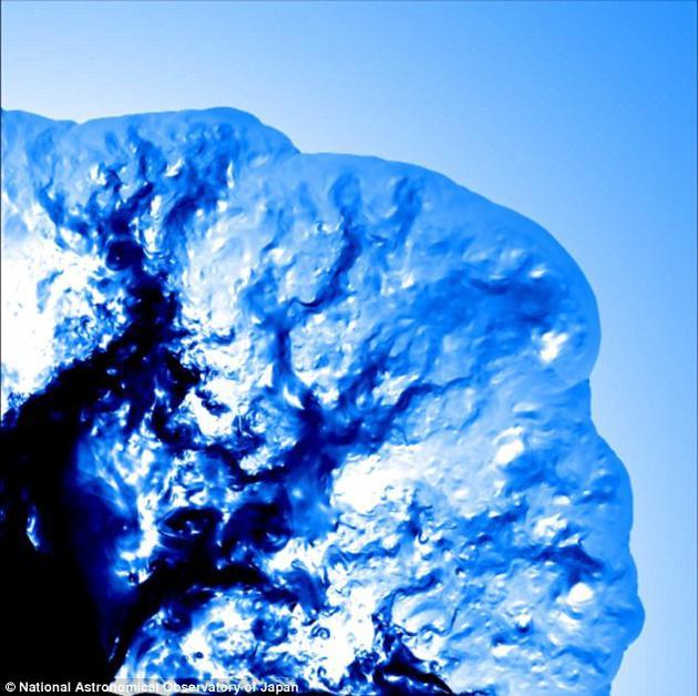 对于质量还更大的恒星,如果超过了钱德拉塞卡极限——大约为1.5倍太阳质量,那电子简并压力也无法阻挡其重力塌缩。此时恒星的内核就会崩溃,产生中微子,从而引起恒星爆发,出现超新星爆发现象。