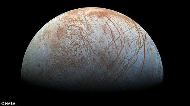 有科学家表示,从火星或木卫二(又称“欧罗巴”)采集的岩石和冰块样本应该被永久隔离,以杜绝对地球生命的威胁。