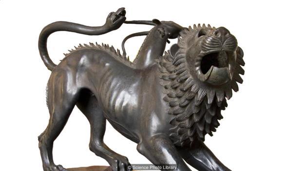 在古希腊神话中,喀迈拉(Chimera)的典型形象是头部像狮子,尾巴像蛇,背部长着一个山羊的头。