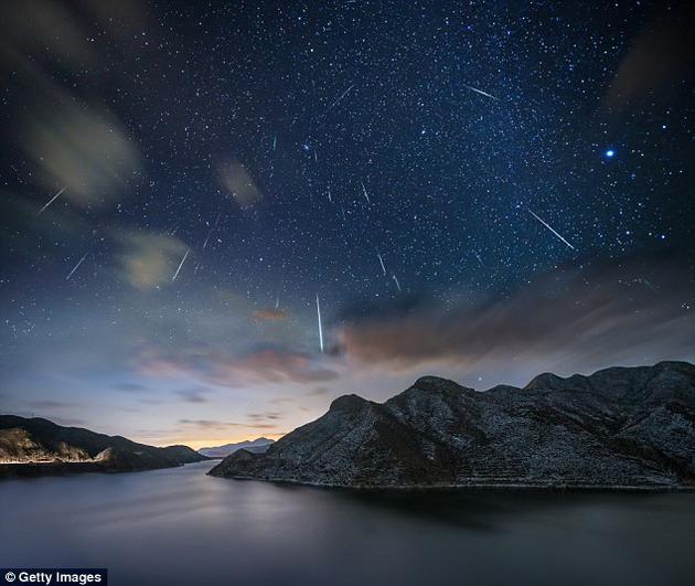 天文爱好者们常报告称,当流星从空中飞过时,他们会同时听到奇怪的爆裂声和呼啸声。但奇怪的是,这些流星距地面约60英里(约合96公里),声音无法立即传播到我们身边,而应当过几分钟才行。