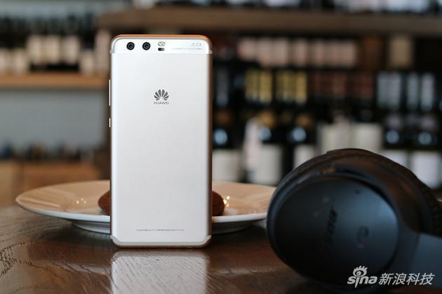 背部重现华为标志