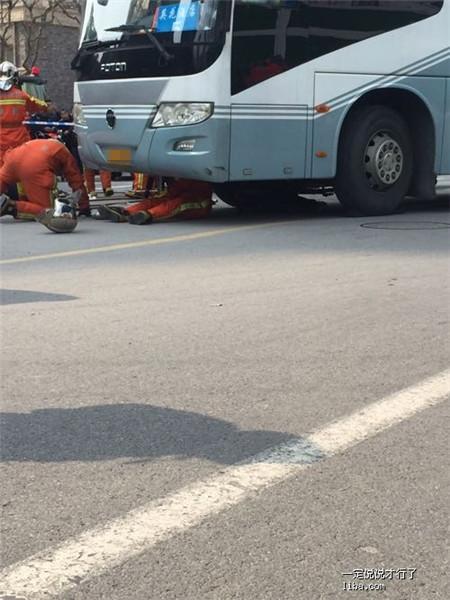为就被卷入车底的小孩,消防队员使用千斤顶等设备将车顶起