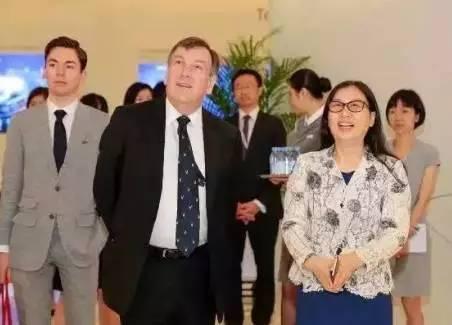 2016年2月20日,英国文化大臣约翰•惠廷戴尔在华为董事长孙亚芳陪同下参观华为展厅