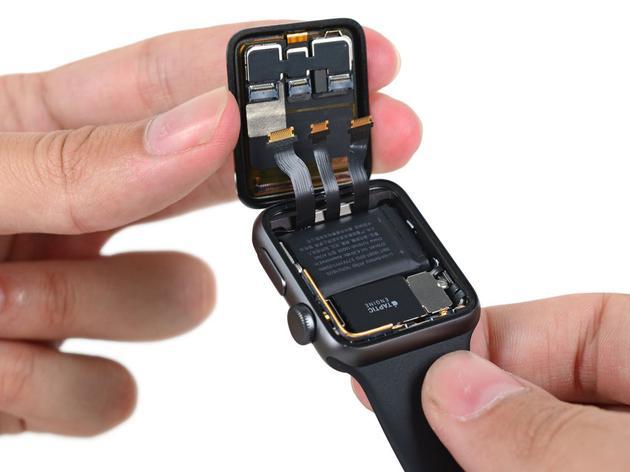 (在 Apple Watch 上,苹果已经实现了传感器隐藏在 OLED 屏幕下方)