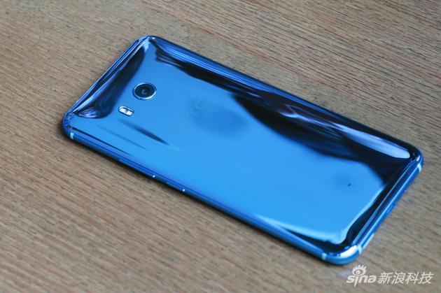 HTC U11背面的3D玻璃