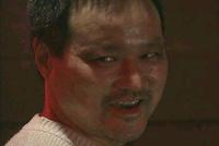 圆通快递员上门取件起色心 将女客户压在床上强吻