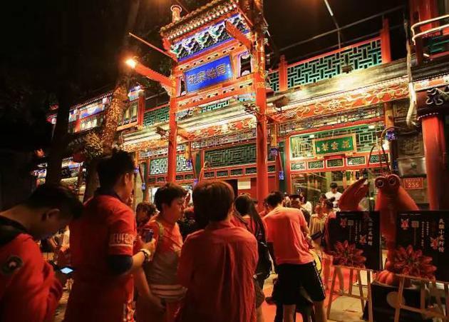 簋街小龙虾排队现场。图/CFP