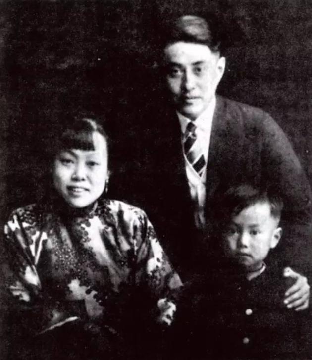 1929年杨振宁与父母在厦门。杨振宁的父亲先后在厦门大学、清华大学和复旦大学任数学教授,他说父亲是对自己一生影响最大的人。