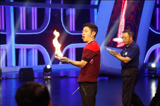 撒贝宁尼格买提组最强兄弟组合,现场玩“火云掌”