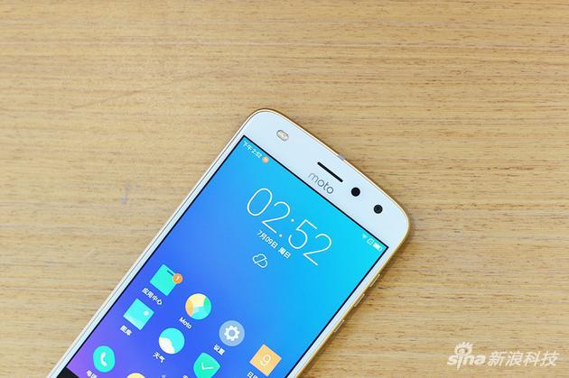 Moto Z2 Play新增的双色温闪光灯