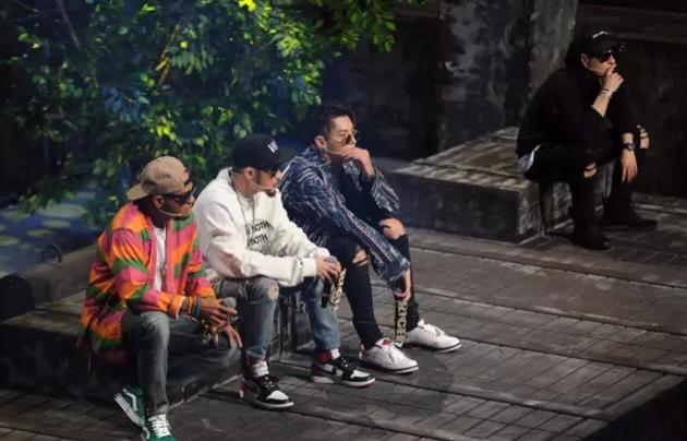 ▲《中国有嘻哈》录制休息间歇,四位明星制作人(左起):张震岳、热狗(MC Hotdog)、吴亦凡、潘玮柏。