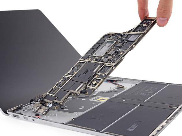 Surface Laptop 主板。图/iFixit