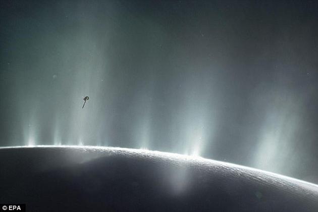 土卫二是土星的第六大卫星。卡西尼号探测器发现土卫二上存在地热活动,向外喷出水蒸气和冰粒。NASA指出,这些羽状喷流中含有微生物所需的有机化合物。这张概念图描绘了卡西尼号从土卫二羽状喷流中穿过的场景。
