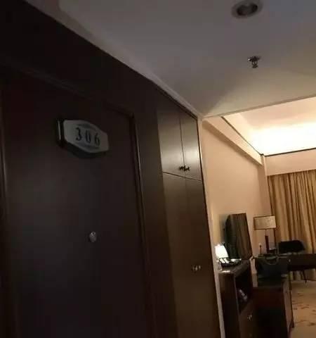 中山市金柏酒店306房间电视机左下角发现偷拍的针孔摄像头